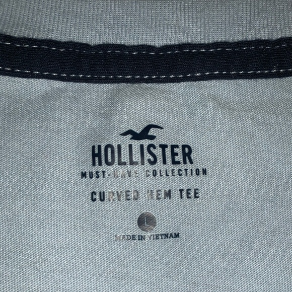 🛍 2/$20 Hollister Curved Hem Tee - Picture 2 of 2